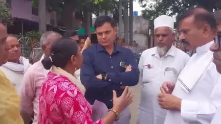 हरदा: सड़क-पानी की समस्या लेकर नगर पालिका पहुंचे वार्डवासी, हरदा विधायक ने दी तीन दिन में कीचड़ आंदोलन की चेतावनी