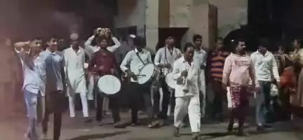 वर्धा: ताजिया मोहरम: त्याग, भक्ती आणि एकोपा; वर्धा शहरातील कृषी उत्पन्न बाजार समितीच्या गेट पुढून निघालेली मिरवणूक