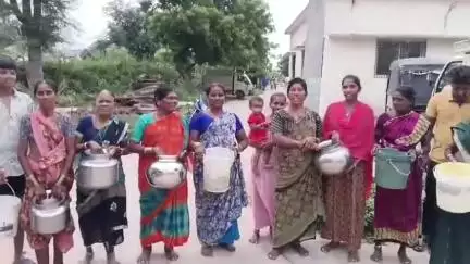 తుంగతుర్తి: ఎస్సీ కాలనీలో నీళ్లు రాక ఖాళీ బిందెలతో మహిళల నిరసన
