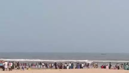 కొండపి: సింగరాయకొండ పాకాల బీచ్ వద్ద సాధారణ పరిస్థితులు నెలకొనడంతో బీచ్ వద్దకు వచ్చి సేదతీరిన పర్యటకులు