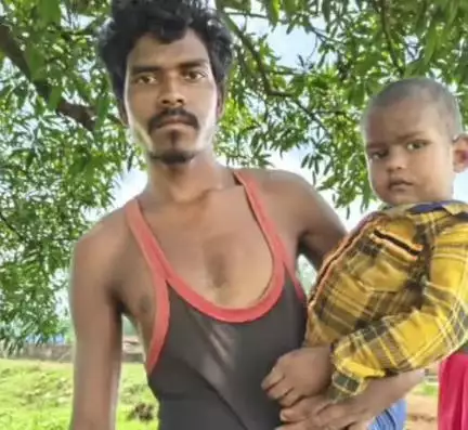 सूरजपुर: कोल्हूआ के आश्रित ग्राम भाटपारा में स्वास्थ्य विभाग ने किया निरीक्षण, 8 बच्चों में संक्रमण की पुष्टि, 2 भर्ती