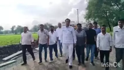 निम्बाहेड़ा: विधायक कृपलानी ने महुडिया सीसी रोड का निरीक्षण किया, ठेकेदारों को दिए निर्देश