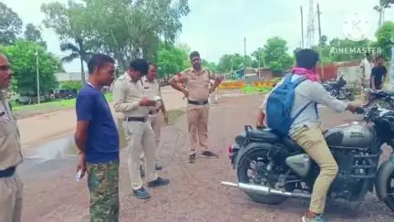 खनियाधाना: मायापुर थाने के सामने वाहन चेकिंग अभियान, लगभग आधा दर्जन वाहनों के चालान काटे गए