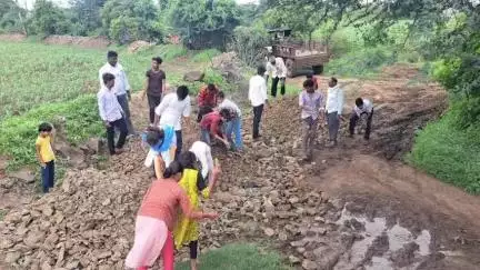 भोकरदन: बरंजळा लोखंडे येथे गावकऱ्यांनी लोक वर्गणीतून मुरूम टाकत पानंद रस्त्याचे काम केले दुरुस्त