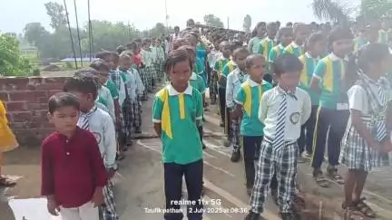 संत श्री आत्मा राम पब्लिक स्कूल के असेंबली में प्रतिभा करते हुए बच्चे व शिक्षक गण।