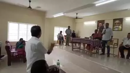 கண்டச்சிபுரம்: ''கூடுதல் நிதி வேண்டும்! அதிகாரியிடம் கவுன்சிலர்கள் வாக்குவாதம், முகையூர் ஊராட்சி ஒன்றியம் அலுவலகத்தில் பரபரப்பு