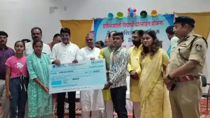 मोहन बड़ोदिया: शासकीय उत्कृष्ट विद्यालय मोहन बड़ोदिया के छात्र अरविंद कुलमिया को कलेक्टर और विधायक ने ₹25,000 का चेक दिया