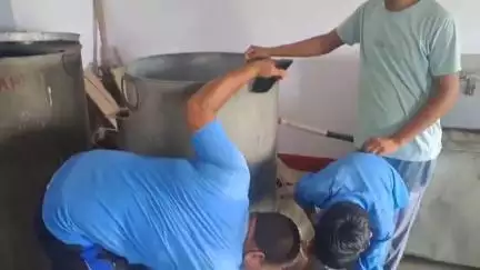 टनकुप्पा: टनकुप्पा के पातीं प्राथमिक विद्यालय में मिड डे मील के चावल में कीड़ा मिलने पर ग्रामीणों ने की जांच