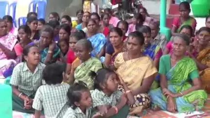 ஸ்ரீவில்லிபுத்தூர்: அத்திகுளம் கிராமத்தில் அடிப்படை வசதி செய்து தர மறுக்கும் நிர்வாகத்தை கண்டித்து ஊராட்சி ஒன்றிய அலுவலகத்தை முற்றுவிட்ட கிராம மக்கள்