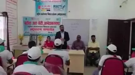 आलापुर: बैंक ऑफ़ बड़ौदा के क्षेत्रीय प्रमुख ने आरसेटी के प्रशिक्षण कार्यक्रमों का लिया जायजा, प्रशिक्षार्थियों से किया संवाद