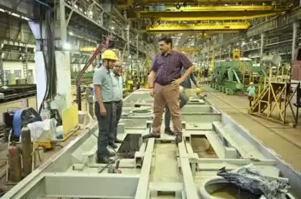 🚆लोको निर्माण की बारीकी पर पैनी नज़र! 🔍
बरेका महाप्रबंधक श्री नरेश पाल सिंह ने लोको फ्रेम शॉप का दौरा कर अंडर फ्रेम निर्माण कार्य सहित विभिन्न तकनीकी प्रक्रियाओं का किया सूक्ष्म निरीक्षण।
🔧निरीक्षण के दौरान उप महाप्रबंधक श्री अनुज कटियार