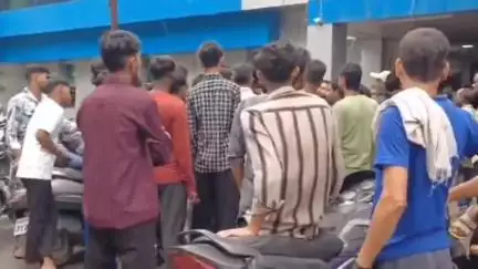 चांपा: गेमन पुल पर हाइवा के कुचलने से युवक की हुई मौत, पोस्टमार्टम को लेकर बीडीएम अस्पताल में हुआ हंगामा