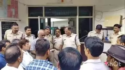 भानपुरा: भानपुरा रेडीमेड व्यापारी के साथ हुई मारपीट के विरोध में कार्रवाई को लेकर माली समाज व्यापारी संघ ने थाना प्रभारी को सौंपा