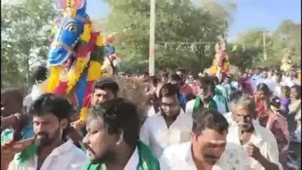 பரமக்குடி: சேமனூர் கிராமத்தில் 21 ஆண்டுகளுக்குப் பிறகு நடைபெற்ற புரவி எடுப்பு விழா
