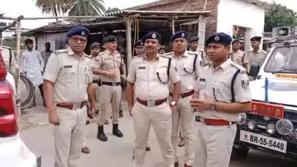 शिवहर में मोहर्रम और महावीर झंडा को लेकर निकला फ्लैग मार्च, शांति-सौहार्द की अपील

#SheoharNews #tariyani #sp