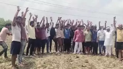 गाज़ीपुर: स्वामी सहजानंद सरस्वती के पैतृक गांव देवा में स्कूल मैदान को ट्रैक्टर से जोतने पर ग्रामीणों ने किया विरोध प्रदर्शन