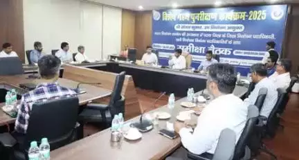जिला निर्वाचन पदाधिकारी-सह-जिलाधिकारी, पटना द्वारा निर्वाचक सूची के विशेष गहन पुनरीक्षण अभियान, 2025 में प्रगति की समीक्षा की गई। सभी 14 निर्वाचक निबंधन पदाधिकारियों को गणना फॉर्म (ईएफ) का शत-प्रतिशत वितरण एवं संग्रहण करने का निदेश दिया गया