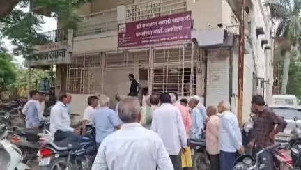 अकोला: अकोला शहराच्या जुने शहर भागातील श्री.गजानन नागरी सहकारी पतसंस्थेमध्ये अपहार झाल्याचा आरोप भागधारकांनी केलाय