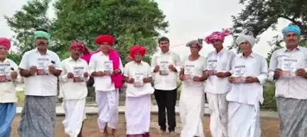 ఉరవకొండ: ఉరవకొండ : అపర  వీరయోధుడు బాబా లక్కీషా  బంజారా. జీవిత చరిత్ర పుస్తకాన్ని ఆవిష్కరించిన బంజారా ఫౌండేషన్ చైర్మన్ కమల్ సింగ్