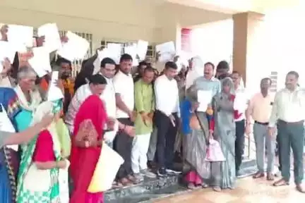 बैराड़: बैराड़ के खटका में 23 साल पहले मिले पट्टे एसडीएम ने अमल कराकर 38 किसानों को बांटी ऋण पुस्तिका