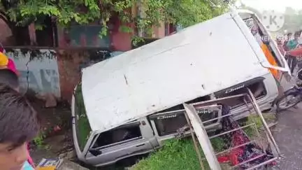 दौसा: दांतली गांव में स्कूल के बच्चों से भरी वेन पलटकर फंसी नाली में, कई बच्चों को आई चोट