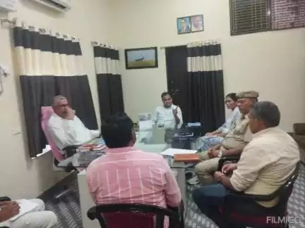 सुजानगढ़: मोहर्रम को लेकर सुजानगढ़ एसडीएम कार्यालय में एडीएम ने अधिकारियों की बैठक ली