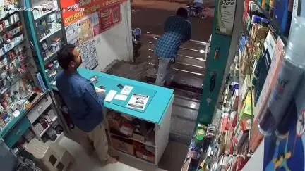 पिपरिया: गाड़ी खड़ी करने पर विवाद, मेडिकल संचालक की दुकान में घुसकर मारपीट, वीडियो वायरल