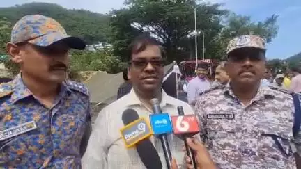 విజయవాడలో ఒక బోగీపై మరో బోగీ ఎక్కించారు