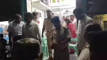 गोगरी: गोगरी जामा मस्जिद पहुंचे डीएम और एसपी, शांतिपूर्ण माहौल में मुहर्रम मनाने की अपील