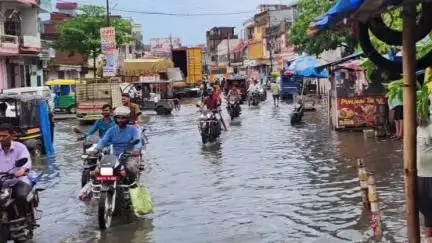 नौतनवा: नौतनवा कस्बे में बारिश से मुख्य मार्ग और मोहल्ले की गलियां हुई जलमग्न