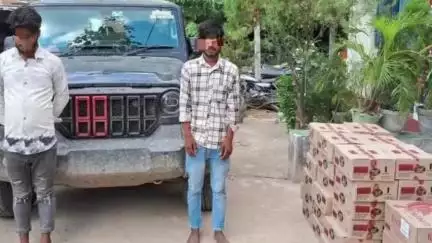 गुठनी: जतौर बाजार में पुलिस ने स्कॉर्पियो से भारी मात्रा में शराब बरामद की, दो गिरफ्तार