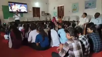 पवई: पवई नगर के 72 मेधावी छात्र-छात्राओं को मिली लैपटॉप की राशि