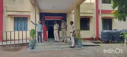 कोलारस: कोलारस कस्बे के शासकीय छात्रावासों में पुलिस ने छात्र-छात्राओं की सुरक्षा के लिए किया आकस्मिक निरीक्षण