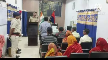 बगहा: बगहा में एसपी जन सुनवाई के दौरान लोगों की समस्याओं से रूबरू हुए