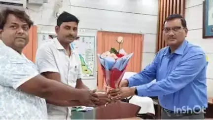 गोपालगंज: कलेक्ट्रेट परिसर में जदयू नेताओं ने डीएम से मुलाकात कर जिले की समस्याओं से अवगत कराया