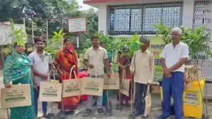 सिमरिया: आम्रपाली में स्वच्छता पखवाड़ा का समापन, पौधे और थैले बांटे गए