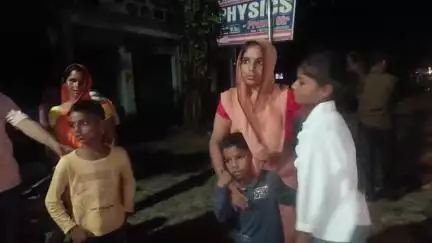 भरथना: लखना मोचियान मोहल्ला में बटवारा न करने पर युवक ने फांसी लगाकर जान दी, मृतक की पत्नी ने ससुर जेट पर मारपीट का लगाया आरोप