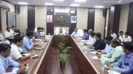 गोड्डा: समाहरणालय सभागार में उपायुक्त की अध्यक्षता में सीएसआर योजनाओं की समीक्षा बैठक आयोजित की गई