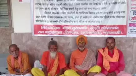 नौतनवा: बेलहिया गांव के ग्रामीणों ने समाधान न होने पर नौतनवा तहसील परिसर में धरना प्रदर्शन शुरू किया