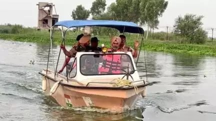 ਫਾਜ਼ਿਲਕਾ: ਫਾਜ਼ਿਲਕਾ ਵਿਖੇ ਸਦਰ ਪੁਲਿਸ ਵੱਲੋਂ ਬੀਐਸਐਫ ਦੇ ਸਹਿਯੋਗ ਨਾਲ ਐਸਐਸਪੀ ਦੀ ਅਗਵਾਈ ਹੇਠ ਚਲਾਈ ਗਈ ਸੰਯੁਕਤ ਘੇਰਾਬੰਦੀ ਅਤੇ ਤਲਾਸ਼ੀ ਮੁਹਿੰਮ