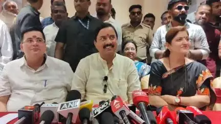 धुळे: धुळ्यात पारोळा रोड परिसरात सुनील तटकरेंची पत्रकार परिषद: राजकीय मुद्द्यांवर केले भाष्य