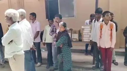 ಬೀದರ್: ನಗರದಲ್ಲಿ ವಿಕಲಾಂಗ ಹಾಗೂ ದಿವ್ಯಾಂಗರಿಗೆ ವಿತರಿಸಬೇಕಿದ್ದ ಕಿಟ್'ಗಳು ವಿತರಿಸದೆ ಹಾಗೆ ಹೋದ ಸಚಿವೆ ಲಕ್ಷ್ಮೀ ಹೆಬ್ಬಾಳಕರ್