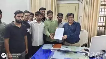 श्योपुर: कॉलेज में कर्मचारी शिक्षक ने छात्रा से की गाली-गलौज व मारपीट, छात्र शक्ति ने ज्ञापन देकर दोषी शिक्षक को हटाने की मांग की