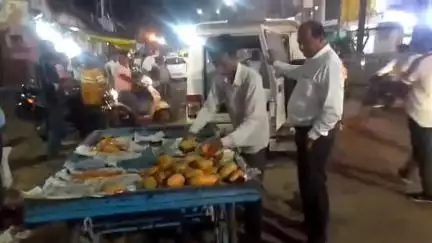 ब्यावरा: ब्यावरा शहर के ओल्ड एबी रोड पर नगर पालिका सीएमओ द्वारा हाथ ठेलों को ज़ब्त करने की कार्रवाई