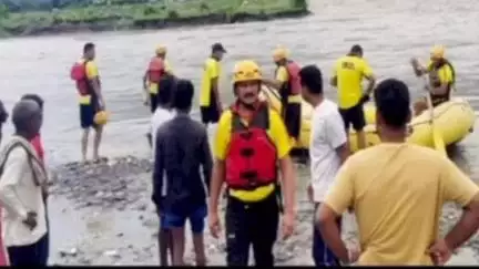 पांवटा साहिब: यमुना नदी के टापू पर फंसे 11 मजदूरों का SDRF और पुलिस ने किया रेस्क्यू