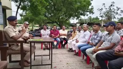 निवाड़ी: आगामी त्योहारों को लेकर पृथ्वीपुर थाना प्रांगण में शांति समिति की बैठक संपन्न हुई