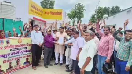 नौतनवा: रतनपुर बीआरसी पर विद्यालय विलय के खिलाफ गरजे शिक्षक, सौंपा ज्ञापन सरकार को