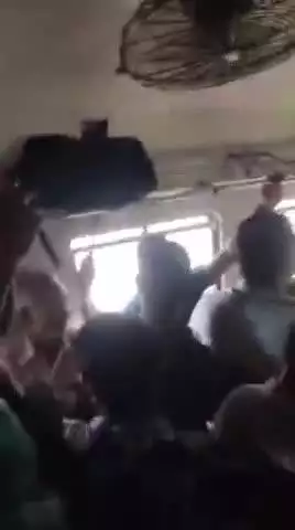 হাড়োয়া: বেলিয়াঘাটা ষ্টেশনে ট্রেনে আগুন! ধোঁয়া আতঙ্কে যাত্রীরা, ঘটনার মুহূর্তে তোলা ভিডিও ভাইরাল