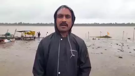 पिपरिया: पिपरिया साड़िया: नर्मदा नदी का जलस्तर बढ़ने से निचले इलाकों में भरा पानी, चौकी प्रभारी ने जनता से की अपील