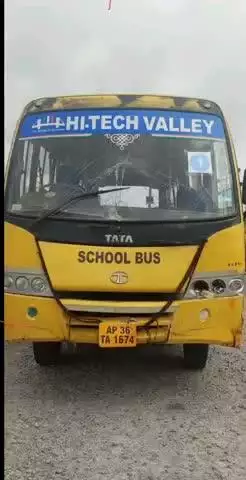 మేడ్చల్: మేడ్చల్ లో హైటెక్ వ్యాలీ స్కూల్ కు చెందిన బస్సుకు ప్రమాదం